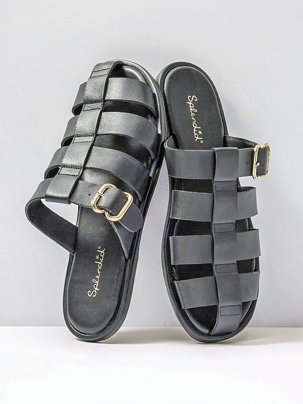 Chanclas urbanas combinan fajas, hebillas y cruces