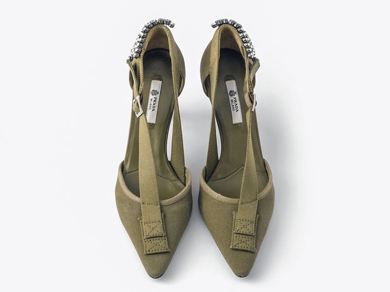 Zapatos altos combinan puntas finas, tramas y tacos