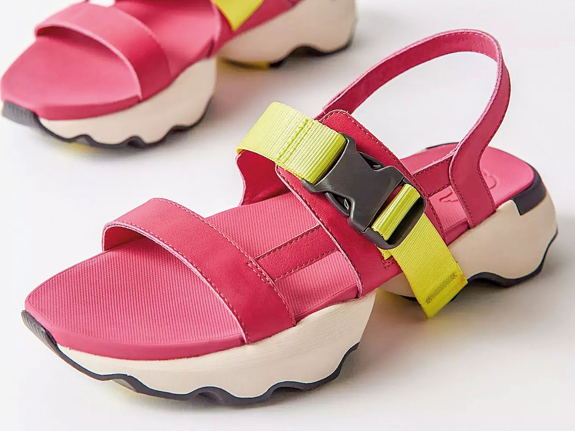 Sandalias y chanclas con plataformas