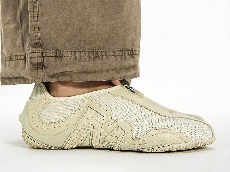 Sneakers urbanas combinan mallas, cordones y suelas mixtas
