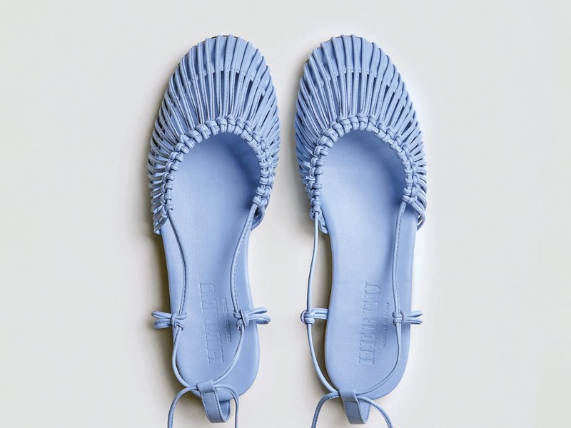 SLINGBACKS DESTALONADOS MUJER TENDENCIA CALZADO MARROQUINERIA BOLSOS CARTERAS PRIMAVERA VERANO 2026 SERMA 158HEREU-SS26_DROP01_00202.jpg La geometría superficial transforma slingbacks femeninos