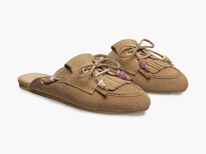 Mules tipo mocasín activan lazos, hebillas y texturas