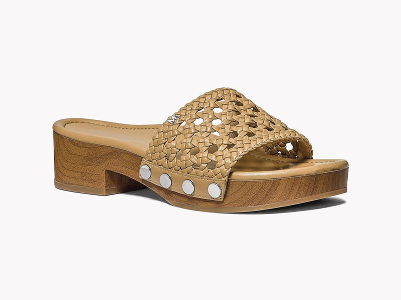 Zuecos femeninos destacan tachas, tramas y bases block