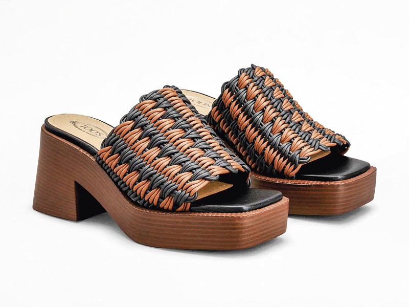 Mules y chanclas altas