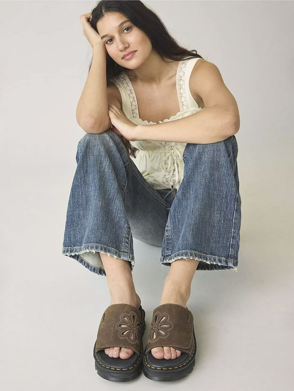 Zuecos femeninos destacan tachas, tramas y bases block