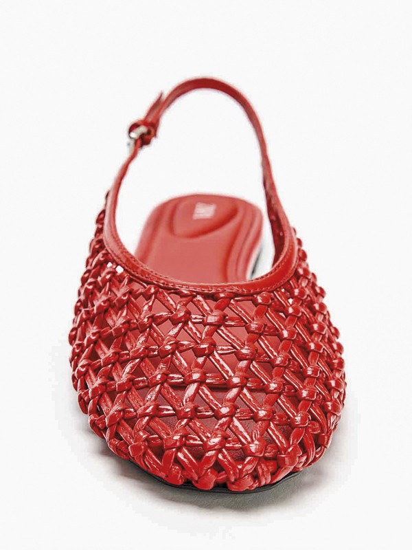 SLINGBACKS DESTALONADOS MUJER TENDENCIA CALZADO MARROQUINERIA BOLSOS CARTERAS PRIMAVERA VERANO 2026 SERMA 15813524710600-e3.jpg La geometría superficial transforma slingbacks femeninos