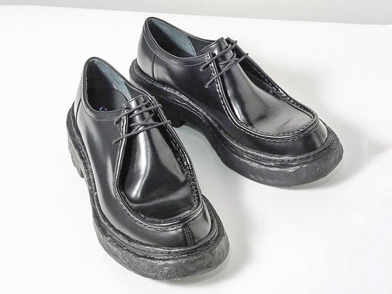Lace-up casual shoes