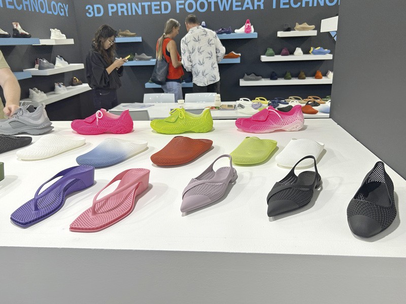 Uno de los stand más visitados, donde se exhibieron calzados producidos con impresión 3D. EXPO RIVA SCHUH se consolidó como el mayor encuentro global del calzado y manufacturas