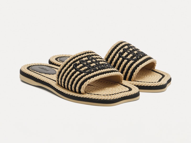 Chanclas artesanales con tramas abiertas y suelas planas