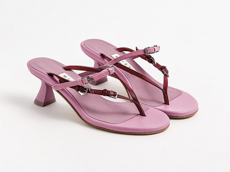 OJOTAS ALTAS CALZADO MUJER TENDENCIA PRIMAVERA VERNAO 2026 2027 SERMA 1574888dbea14f73f43f82fe7285758620bce08e356-2560x3840.jpg Ojotas altas elevan tiras mínimas con tacos precisos