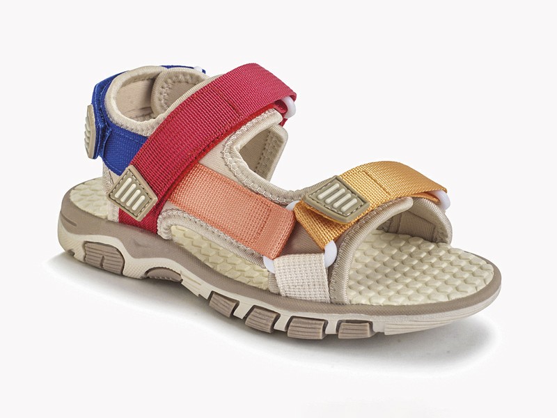 Sandalias infantiles alternan punteras abiertas y semicerradas