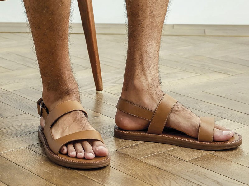 Sandalias masculinas combinan tiras, calados y fondos robustos