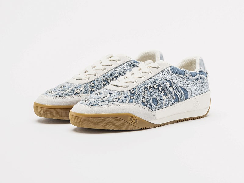 Sneakers fashion combinan recortes, cordones y suelas onduladas