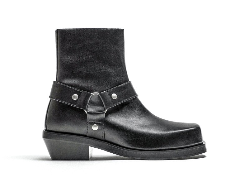 Herrajes y paneles elevan botinetas de base robusta