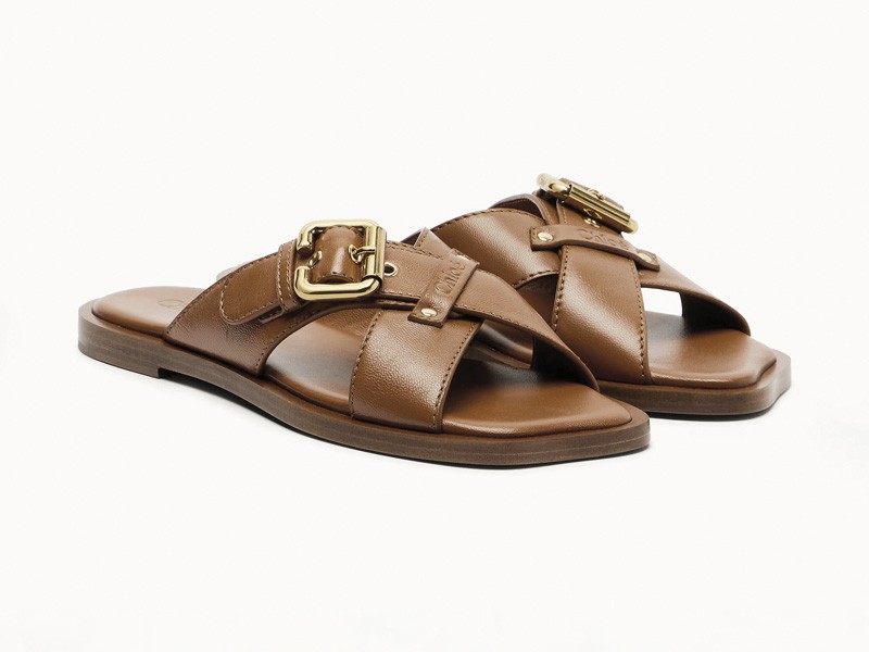 Herrajes transforman sandalias con hebillas, tachas y cruces