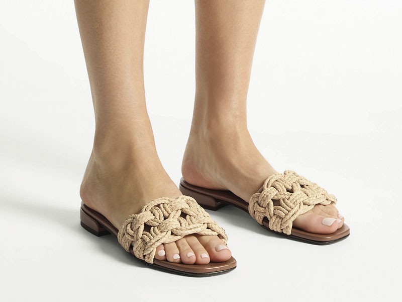 Chanclas artesanales con tramas abiertas y suelas planas