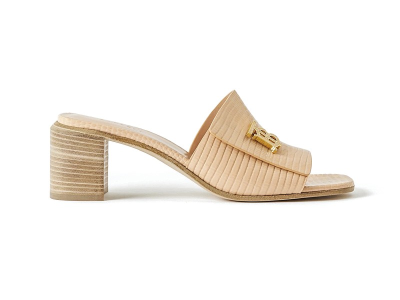Mules y chanclas altas