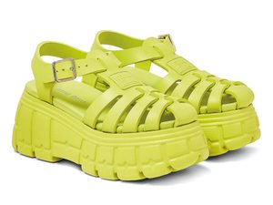 6. Marcada tendencia por los diseños monocolor. Donde capelladas, suelas, accesorios y demás componentes comparten un mismo color. APUNTES Primavera Verano 2022·23