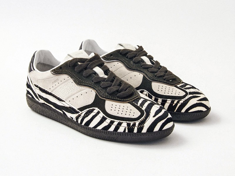 Sneakers con animal print en capelladas y detalles gráficos