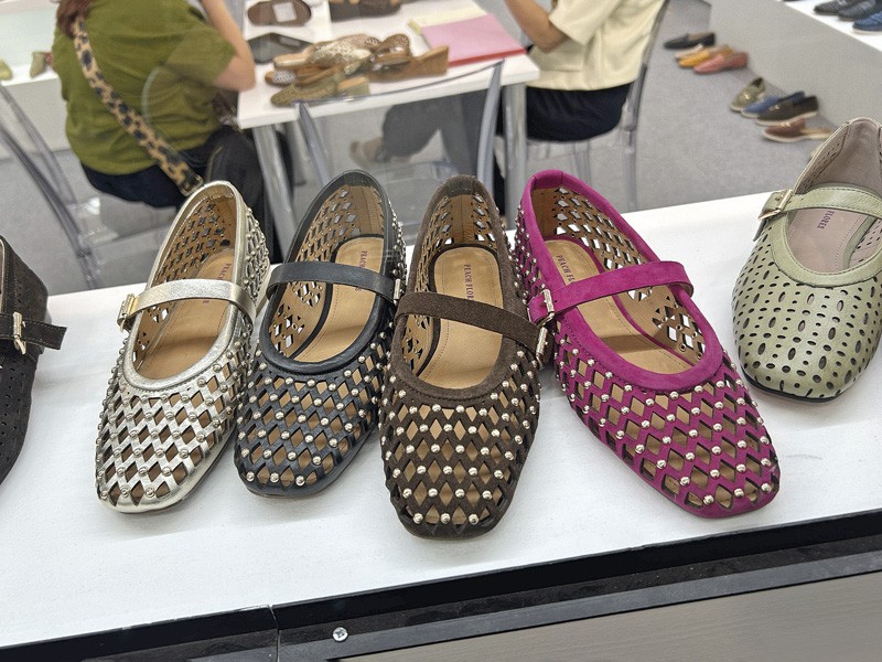Principales tendencias en calzados: materiales perforados y abiertos. EXPO RIVA SCHUH se consolidó como el mayor encuentro global del calzado y manufacturas