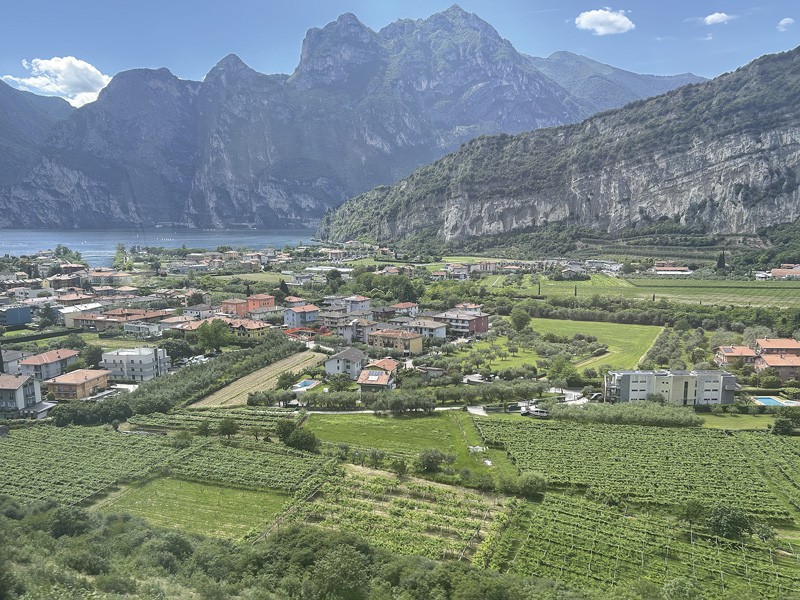 Riva del Garda. El entorno turístico y bellos paisajes fueron el marco apropiado para una feria con valor agregado. EXPO RIVA SCHUH se consolidó como el mayor encuentro global del calzado y manufacturas