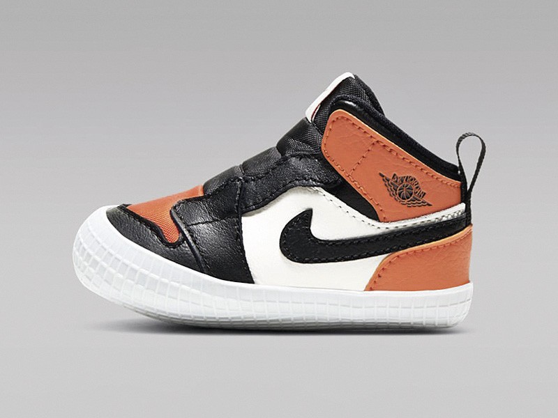 Calzado infantil tipo sneakers botinetas con caña media y alta