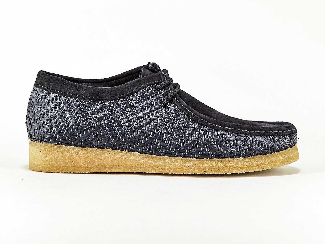 Lace-up sports shoes: More options on casual line 