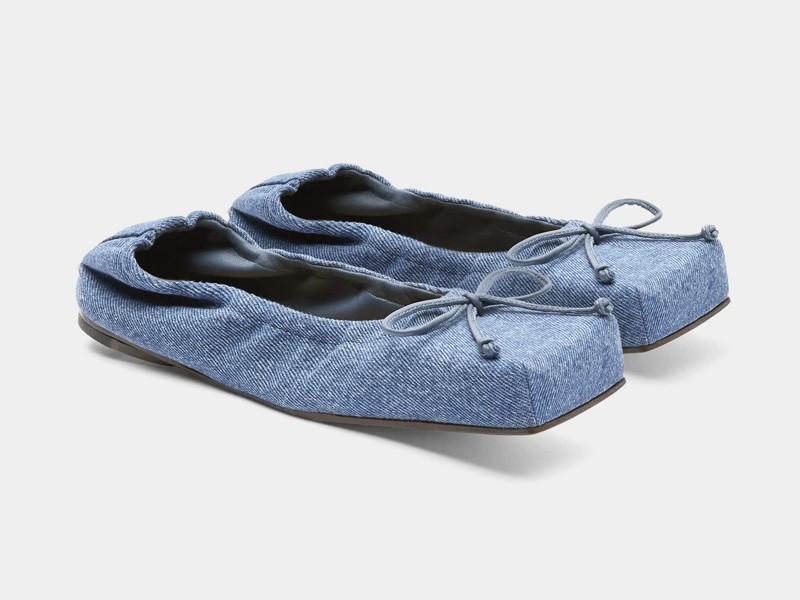 Ballerinas estampadas con foco en textura y contraste