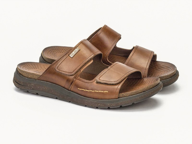 Chanclas urbanas combinan fajas, hebillas y cruces
