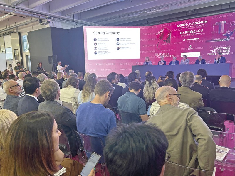 La inauguración del evento contó con la presencia de distintas autoridades y dirigentes, acompañados por numeroso público.