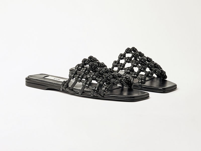Chanclas artesanales con tramas abiertas y suelas planas