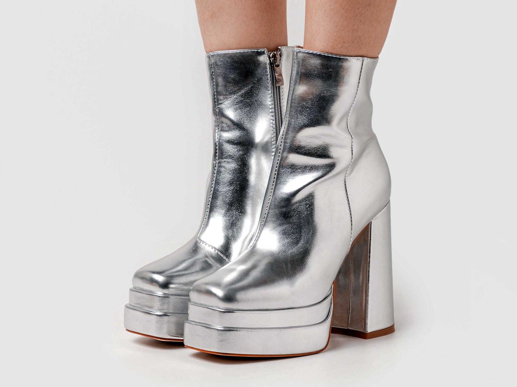 ¡Se ilumina el invierno! Las botas plateadas son tendencia