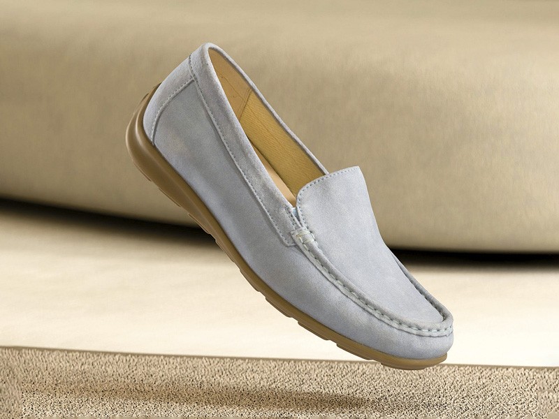 Mocasines femeninos suavizan siluetas con azul denim