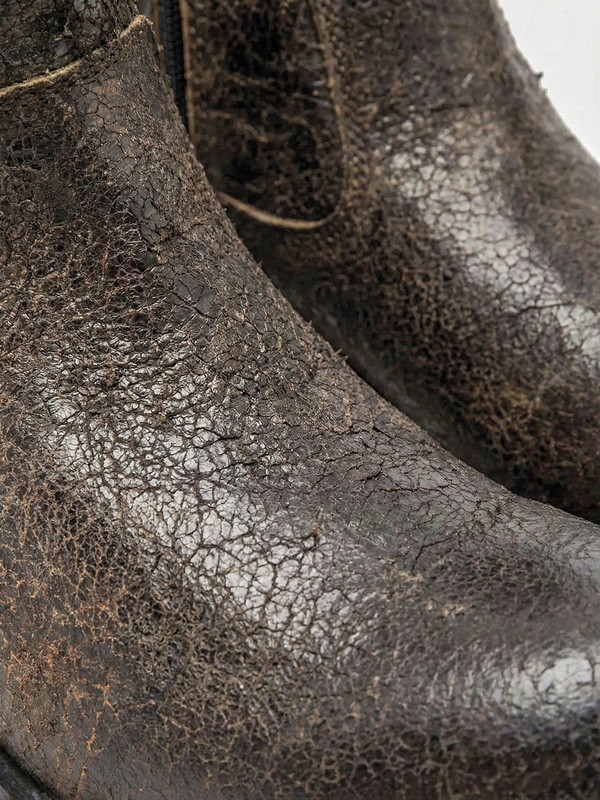 Botas y botinetas urbanas con herrajes y cuero envejecido