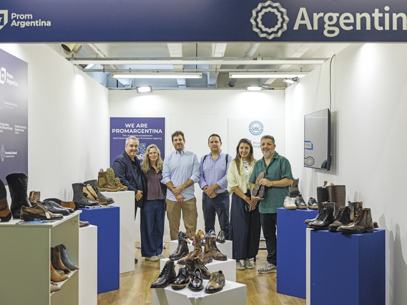 Stand de calzados argentinos, promovidos por Prom Argentina. EXPO RIVA SCHUH se consolidó como el mayor encuentro global del calzado y manufacturas