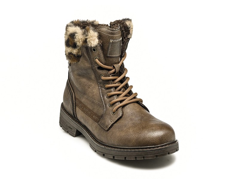 Botas workwear con suela track y costuras visibles