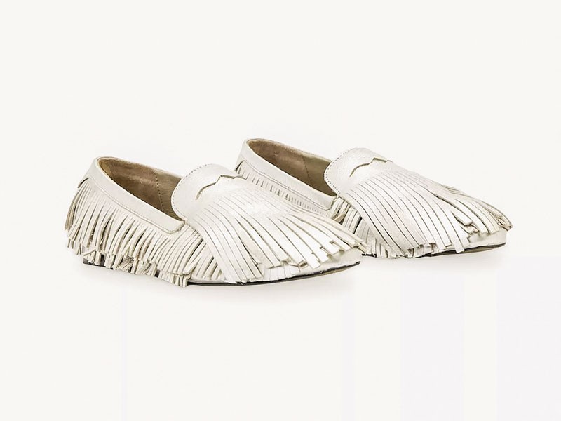 Mocasines folk combinan flecos, lazos y una paleta tierra