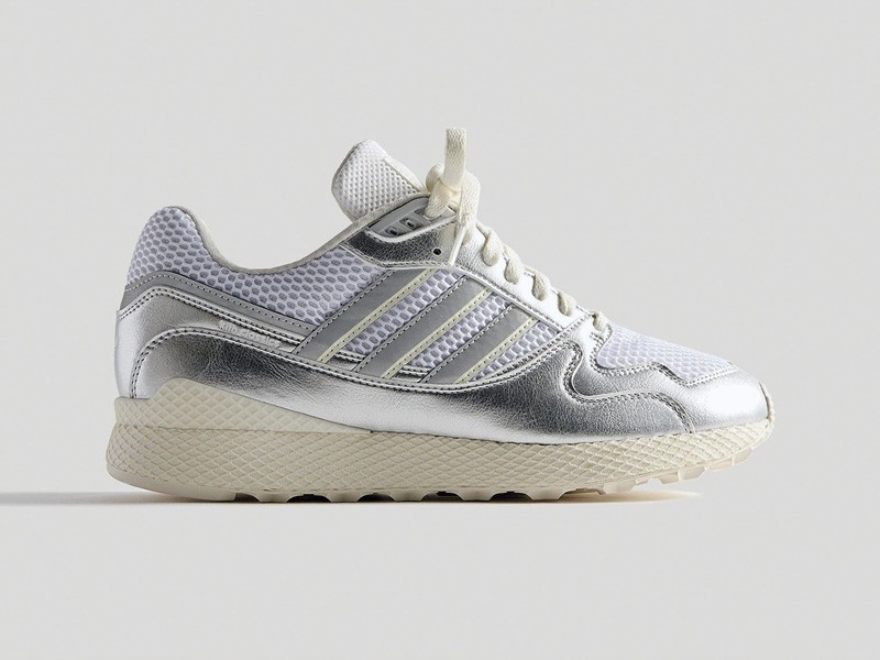 Sneakers metalizadas para mujer con brillo plateado urbano