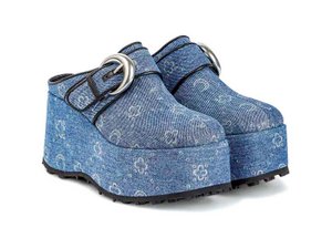 8. Intensivo uso de las telas jeans, lisas y estampadas. De origen popular y conceptualmente casual, se adaptan a la moda actual. APUNTES Primavera Verano 2023·24