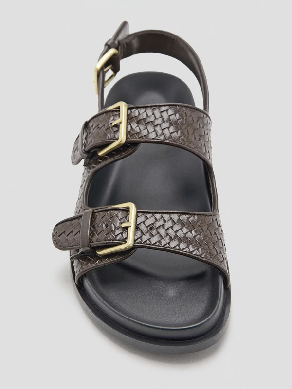 CHANCLAS FAJAS ARTESANALAES MUJER TENDENCIA CALZADO MARROQUINERIA BOLSOS CARTERAS PRIMAVERA VERANO 2026 SERMA 15837062008-32-054.jpg Tiras y hebillas estructuran capelladas para sandalias