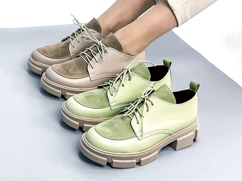 Lace-up flat shoes