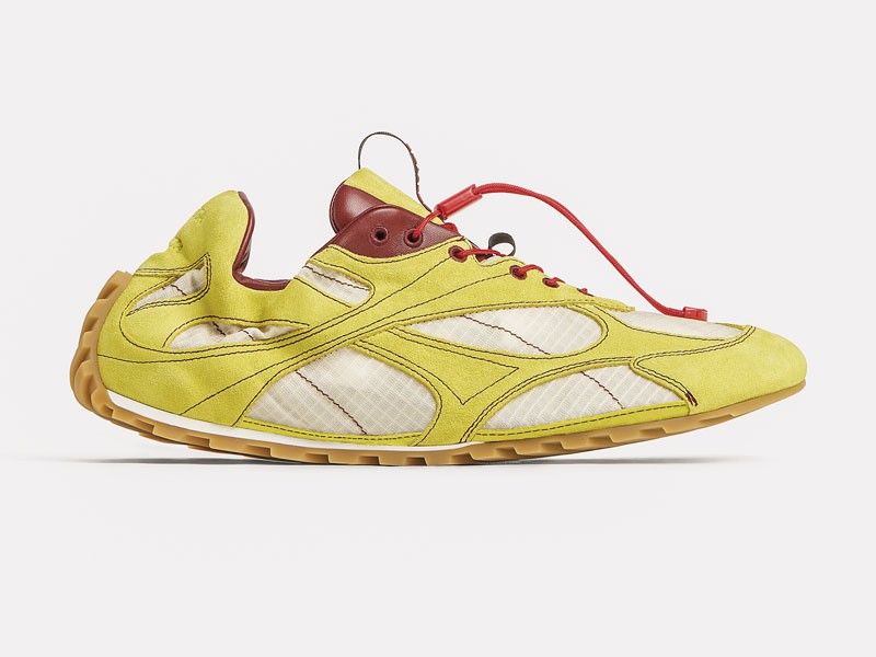 Sneakers fashion combinan recortes, cordones y suelas onduladas