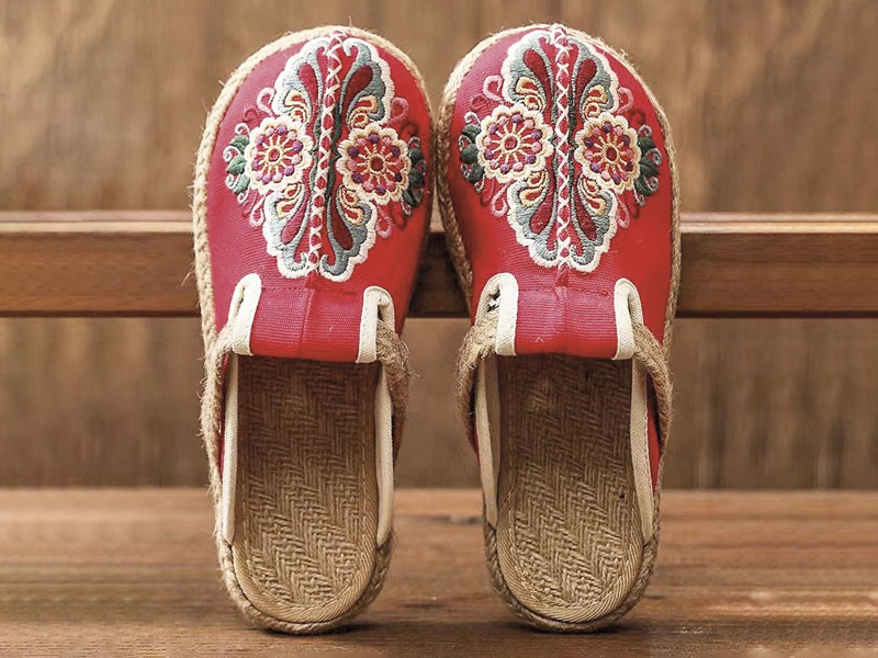 Mules boho exploran tramas, redes y fibras naturales