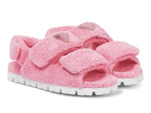 5. Continúan los materiales voluminosos en verano. Pelos, pieles, felpas, toallas, buclés y peluches entre los más utilizados. APUNTES Primavera Verano 2022·23