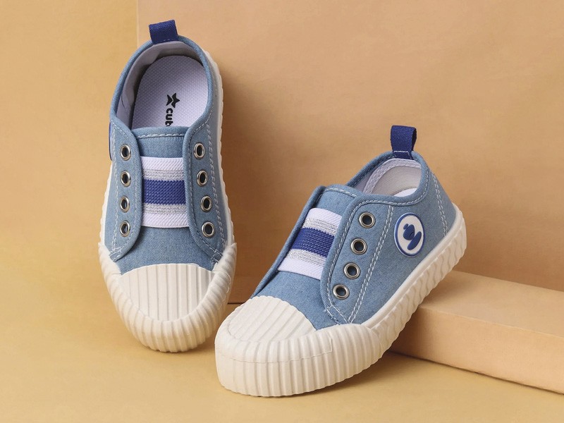 Sneakers infantiles deportivas con velcro y bases livianas