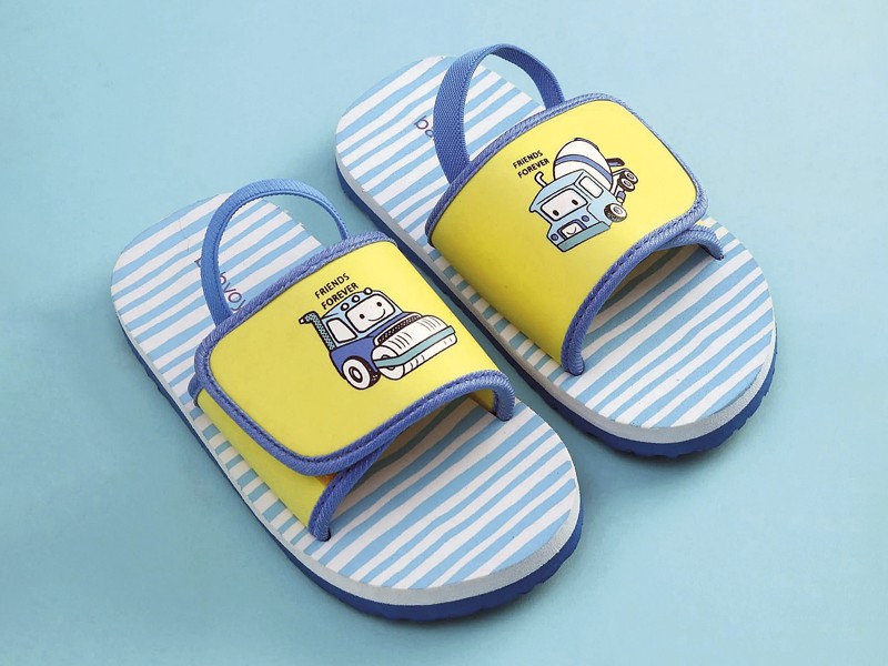 Sandalias infantiles alternan punteras abiertas y semicerradas