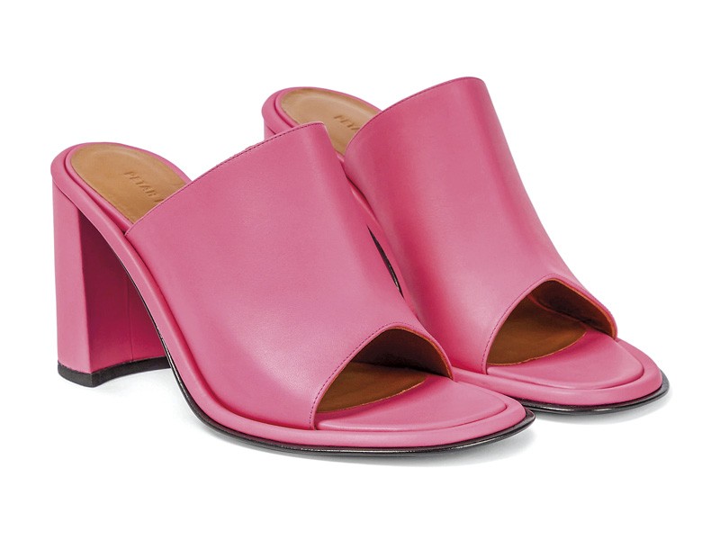 Mules y chanclas altas