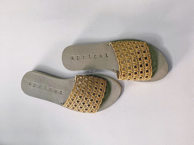 Chanclas artesanales con tramas abiertas y suelas planas