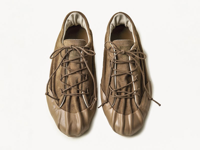 Sneakers fashion combinan recortes, cordones y suelas onduladas