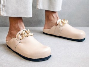 CALZADO-ZAPATO-MUJER-MULES-MODA-FOOTWEAR-SHOES-WOMAN-FASHION-SERMA-fireplace-chain-stone-beige-clog2.jpg